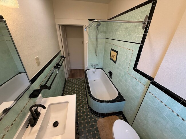 Building Photo - 2 Bedroom 2 Bath Brick Charmer in NW Reno