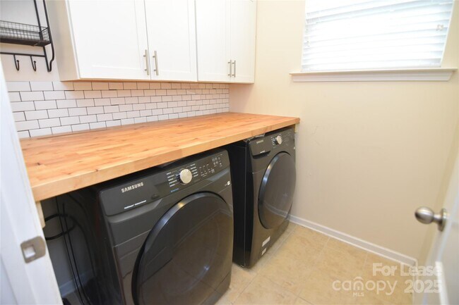 Building Photo - 1121 Blackwaterside Dr
