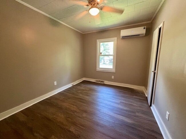 Building Photo - Adorable 3 Bedroom 1 Bathroom Home in Gree...