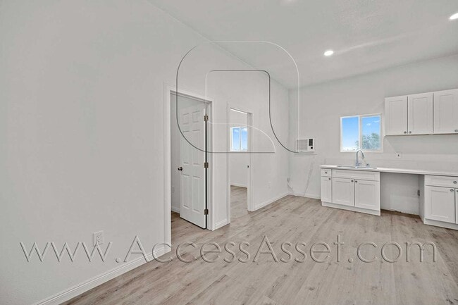 Building Photo - Cozy 2 Bed/1 Bath Unit In Peaceful Homeland Neighborhood!
