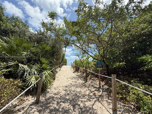 Building Photo - 1623 Collins Ave