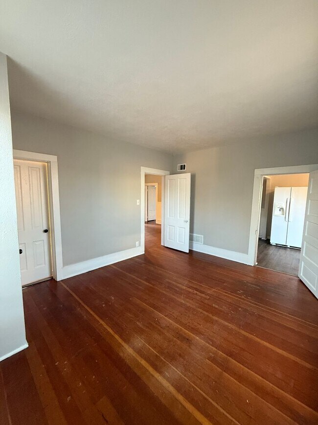 Building Photo - 613 N Cascade Ave