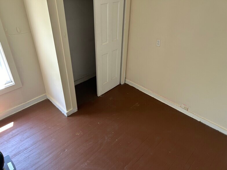 3rd Bedroom - 100 sq feet - 30-2 Wall St
