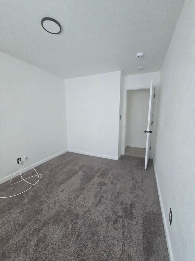 Building Photo - 4 BR 2 Ba Available 9/1
