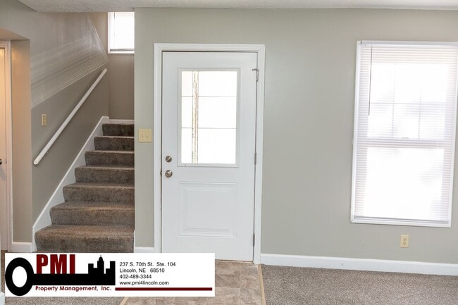 Building Photo - 3 Bedroom and 2 bathroom Duplex for Rent