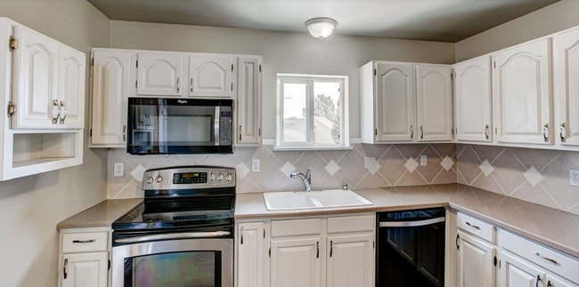 Building Photo - 747 Ponderosa Dr