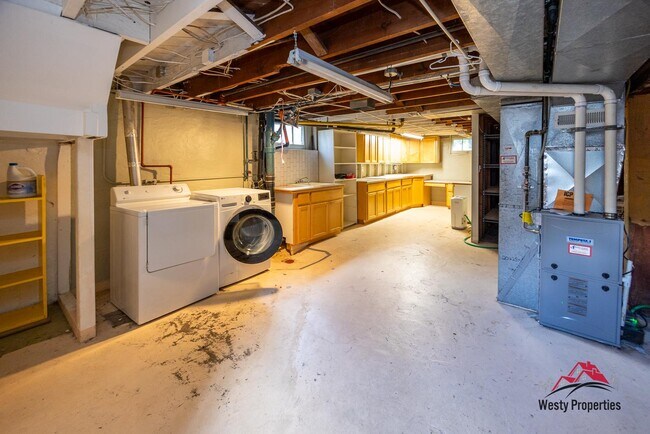 Building Photo - 2407 NE Skidmore St