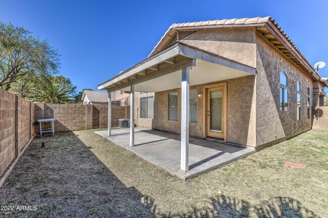 Building Photo - 753 E Saddle Dr
