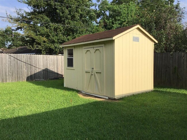 Building Photo - 1215 Ashwood Dr