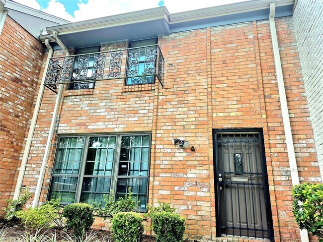 Building Photo - 10305 Briar Forest Dr