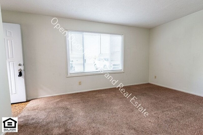 Building Photo - 926 East Ave