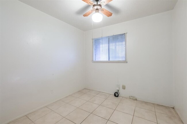 Building Photo - 4919 Glenridge Ln