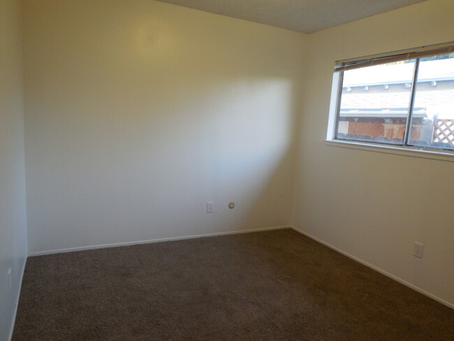 Building Photo - 3 Bedroom / 1.5 Bath House