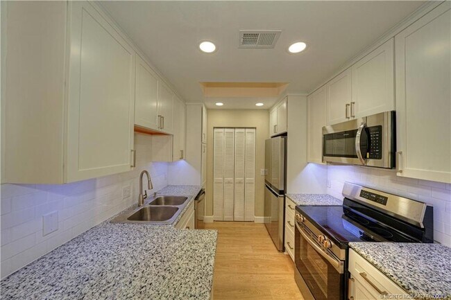 Building Photo - 8164 SE Croft Cir