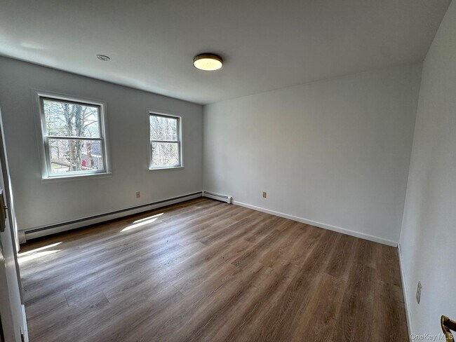 Building Photo - 2581 Roanoke Ave