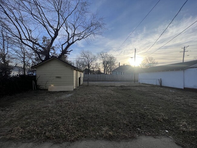 Building Photo - Adorable 2 bedroom 1 bath with fenced in y...