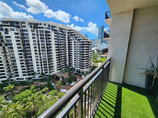 Building Photo - 540 Brickell Key Dr