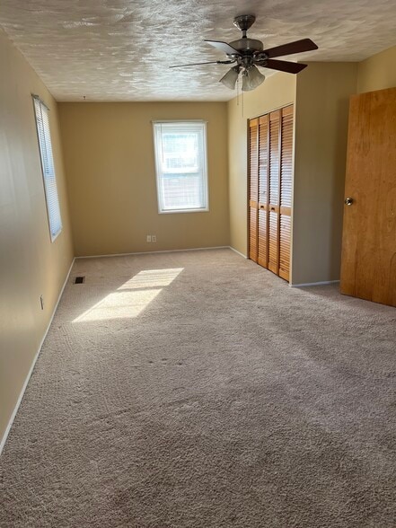 Master bdrm - 1025 N Main St