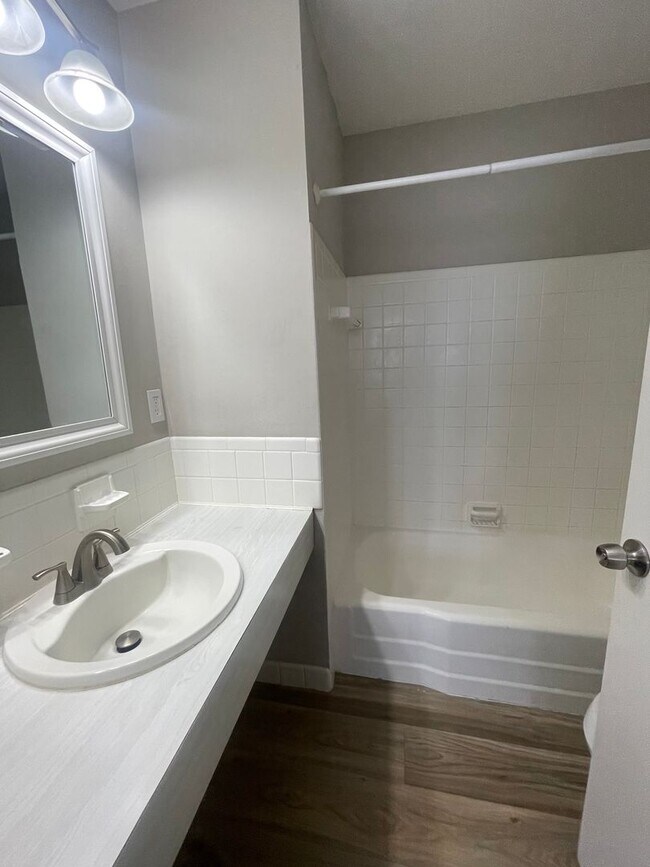 Building Photo - 3101 Bromley Pl