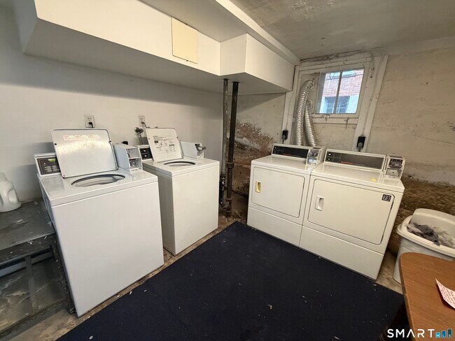 Building Photo - 800 Farmington Ave