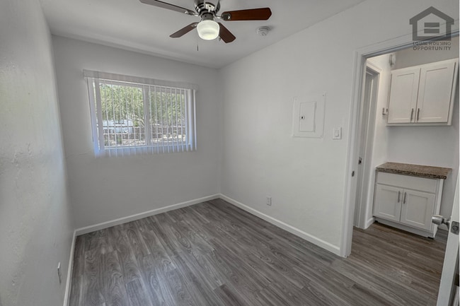 Building Photo - 2Bed/1Bath Updated Apartment at McDowell Rd/16th St! Ready for Immediate Move-In! - CARPORT!