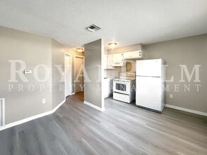 Building Photo - Fort Myers 1BR/1BA Freshly Renovated on First St! Cozy + Affordable = $250 Off 1st Month's Rent.
