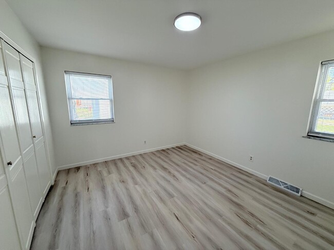 Building Photo - 663 Redwood Dr