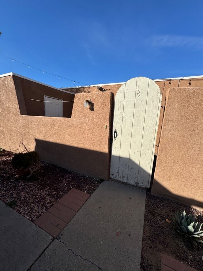 Building Photo - 912 San Pedro Dr SE