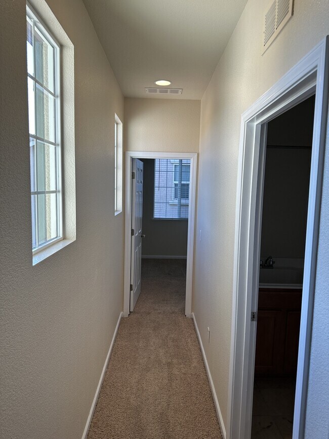 Building Photo - Lathrop 5 Bedroom 3 Bathroom Home