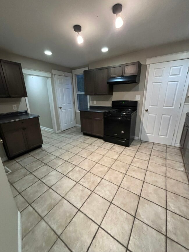 Building Photo - 165 Sharpe St