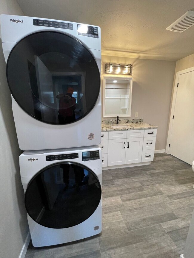 Building Photo - Newly Remodeled 2 Bed 1.5 Bath Home will Large Oversized 2-Stall Garage!