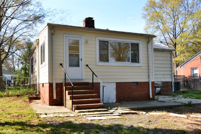 Building Photo - Cute Bungalow