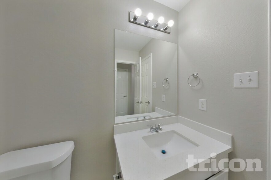Building Photo - 10338 Whisper Bluff Dr