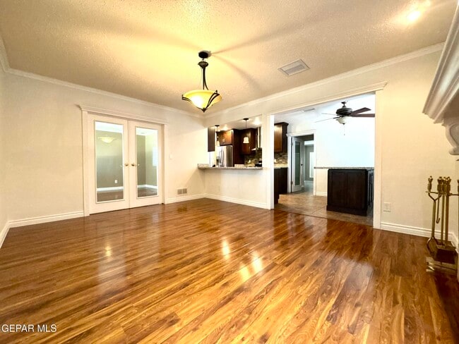 Building Photo - 10288 Lakeview Dr