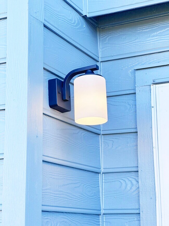 Building Photo - 15522 Baxter Ave