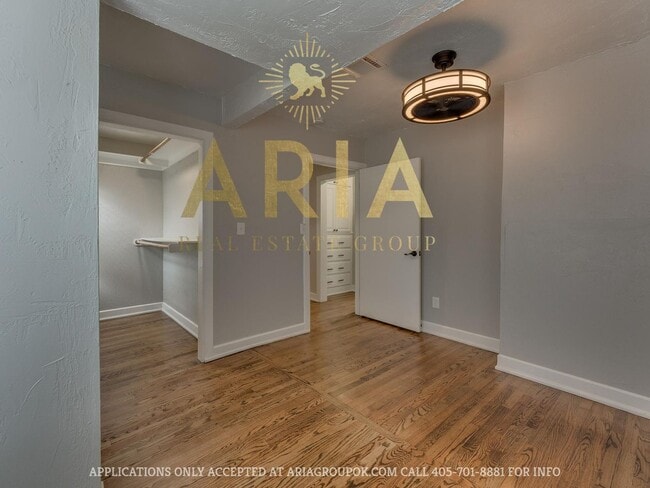 Building Photo - Updated & Adorable 2 Bed/1 Bath Space in t...