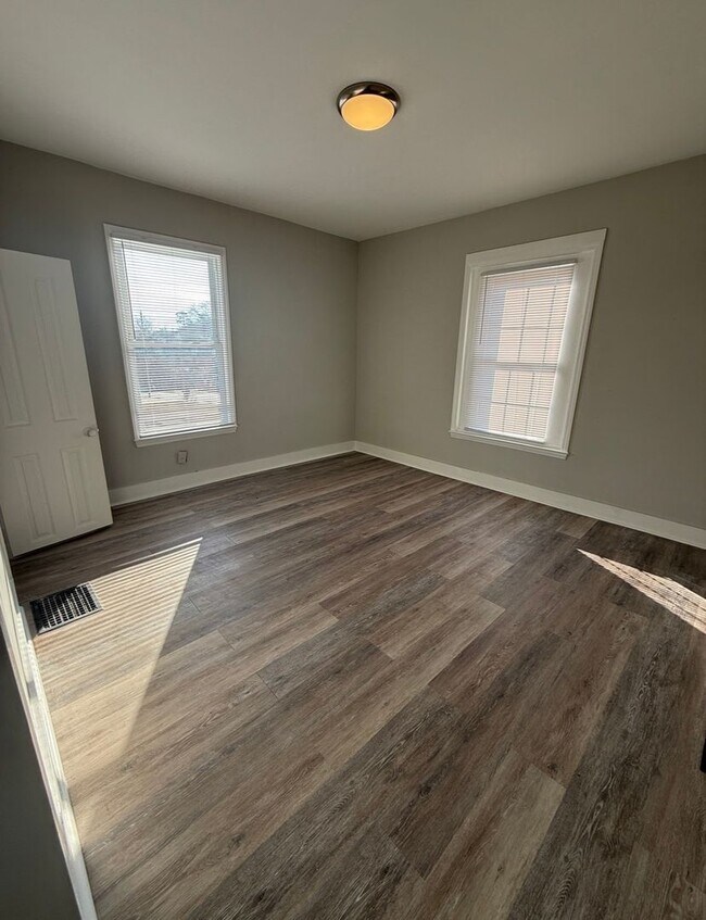 Building Photo - Close To Downtown & Vibrant Winston Attractions!!