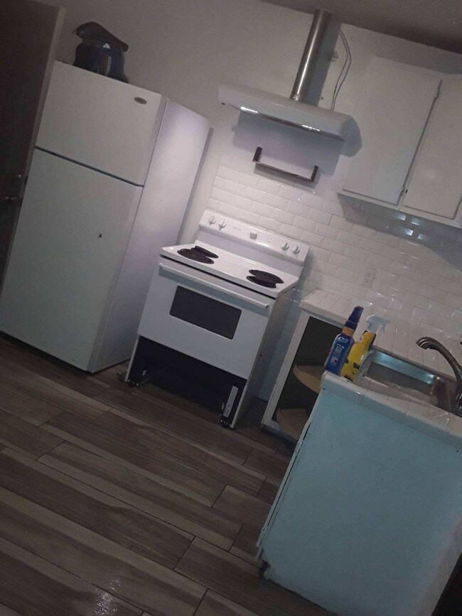 Building Photo - Rosamond Triplex