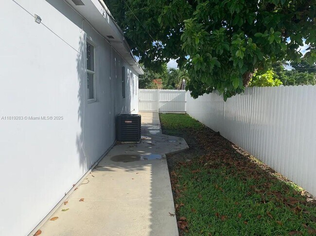 Building Photo - 1762 NW 15th St