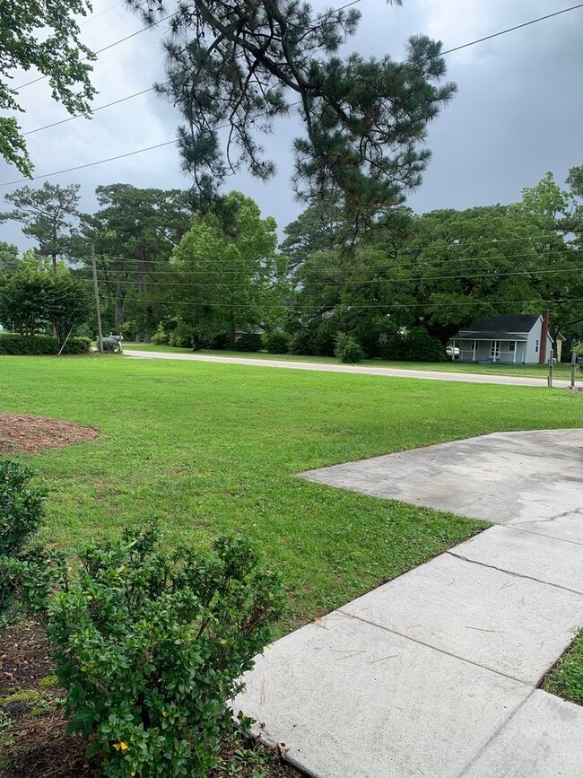 Building Photo - 3 Bedroom 2 Bath on Park Ave. Available