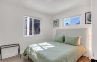 Building Photo - Downtown Modern Smart Home