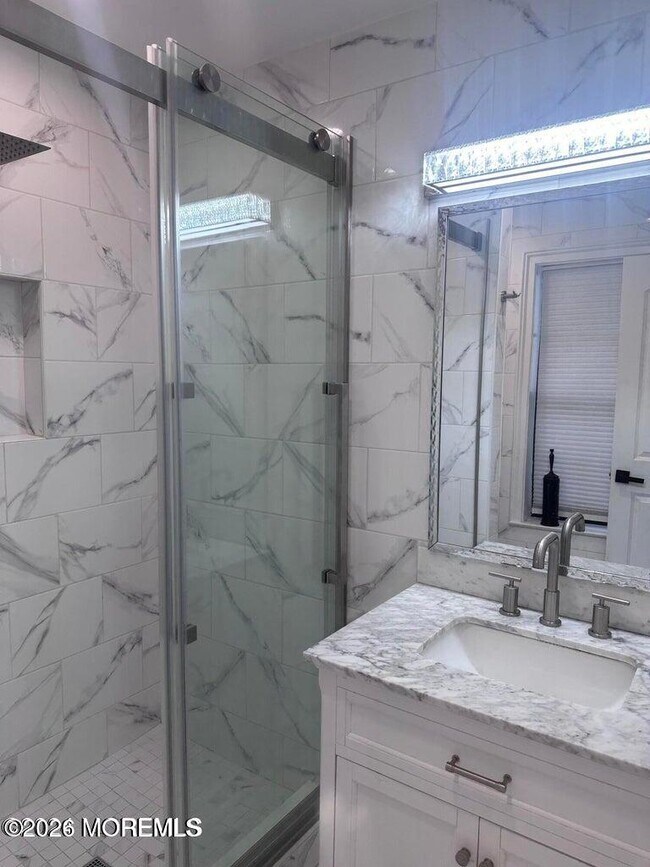 Building Photo - 225 Longwood Dr