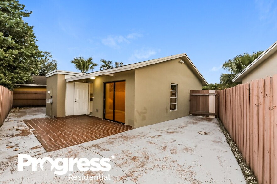 Building Photo - 4205 SW 137th Ct