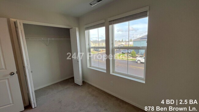 Building Photo - Modern 4 BD | 2.5 BA Home in Woodburn