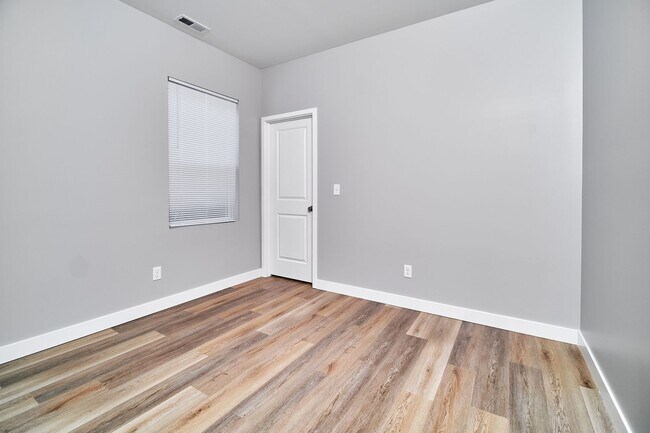 Building Photo - 415 Dequincy St