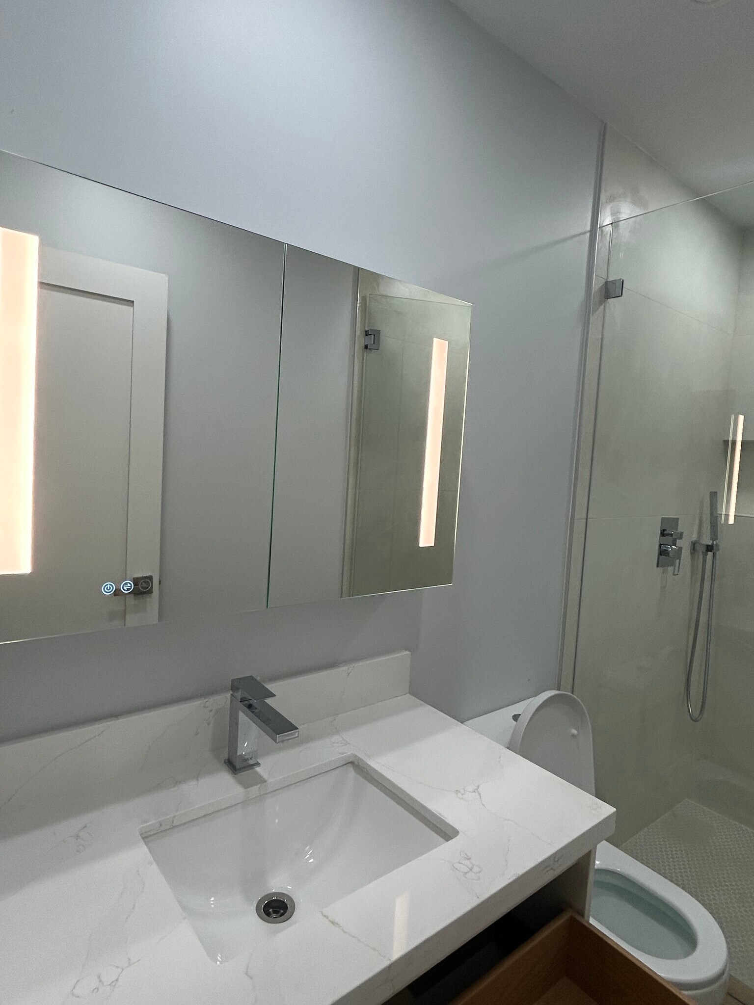 Vanity / Mirror - 6859 SW 37th St