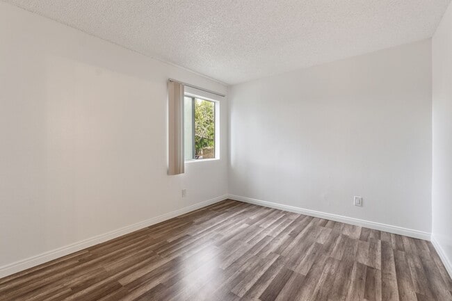 Building Photo - Updated 1BD/1BA Apartment in well maintained Complex in Sylmar.