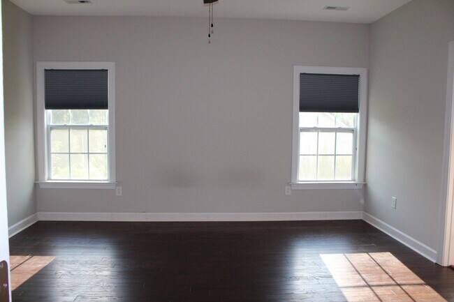 Building Photo - 241 Vinewood Pl