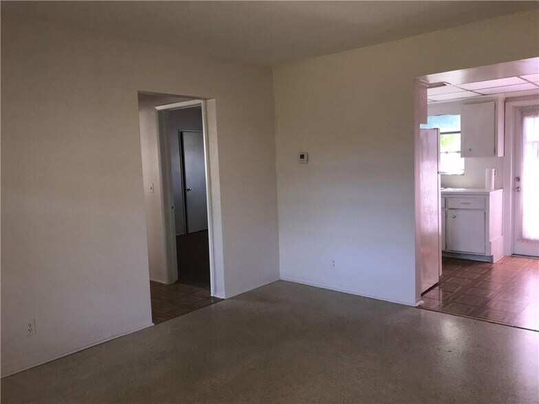 Primary Photo - 1229 NE 35th St