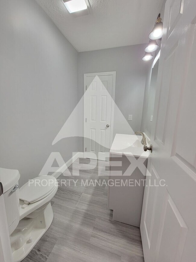 Building Photo - Craftsman Style 2 Bd 1.5- Ba Single Family Home with carport in North Knox!